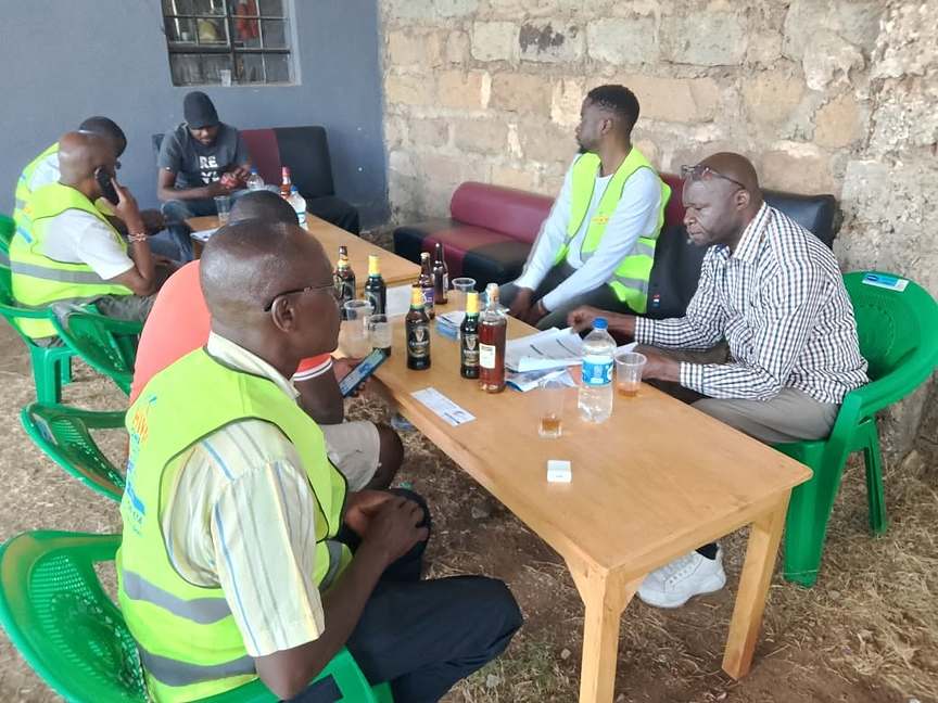 Field agents registering clients at a table during a community session